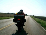 写真: 平原をさらに突き進むバイク